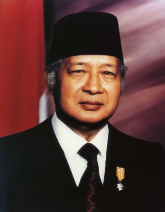Suharto, dirige le pays d’une main de fer de 1967 à 1998