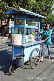 Vendeur ambulant Bali: kaki lima