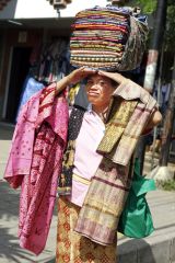 Vendeuse de sarong, Bali
