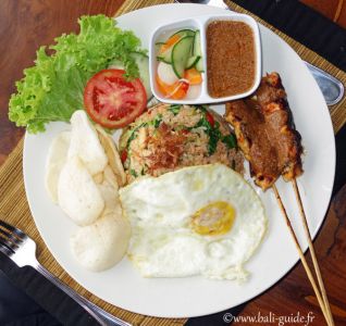 nasi goreng spécial avec brochettes de sate