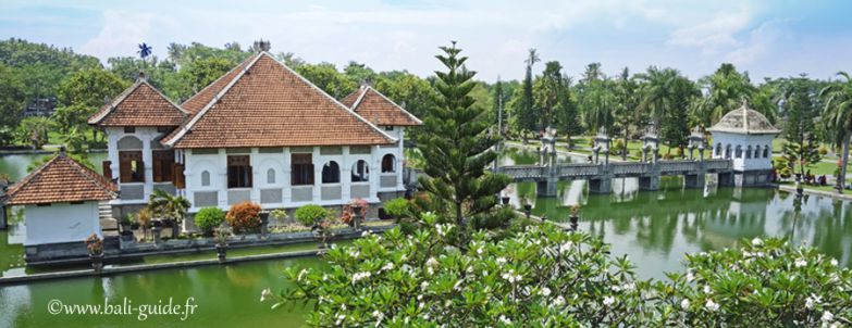 Bale gili, puri taman ujung Bali